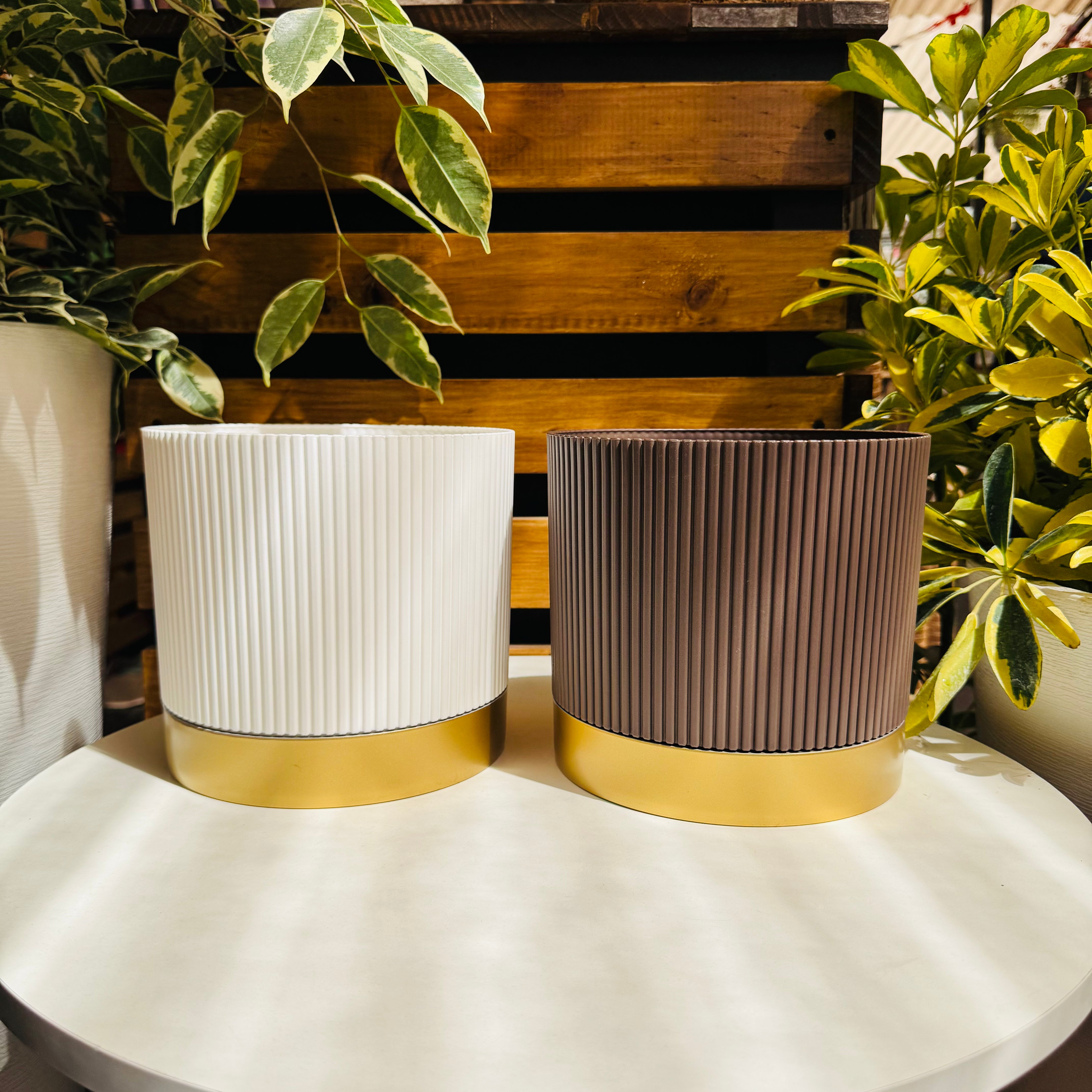 Macetero industrial base dorada